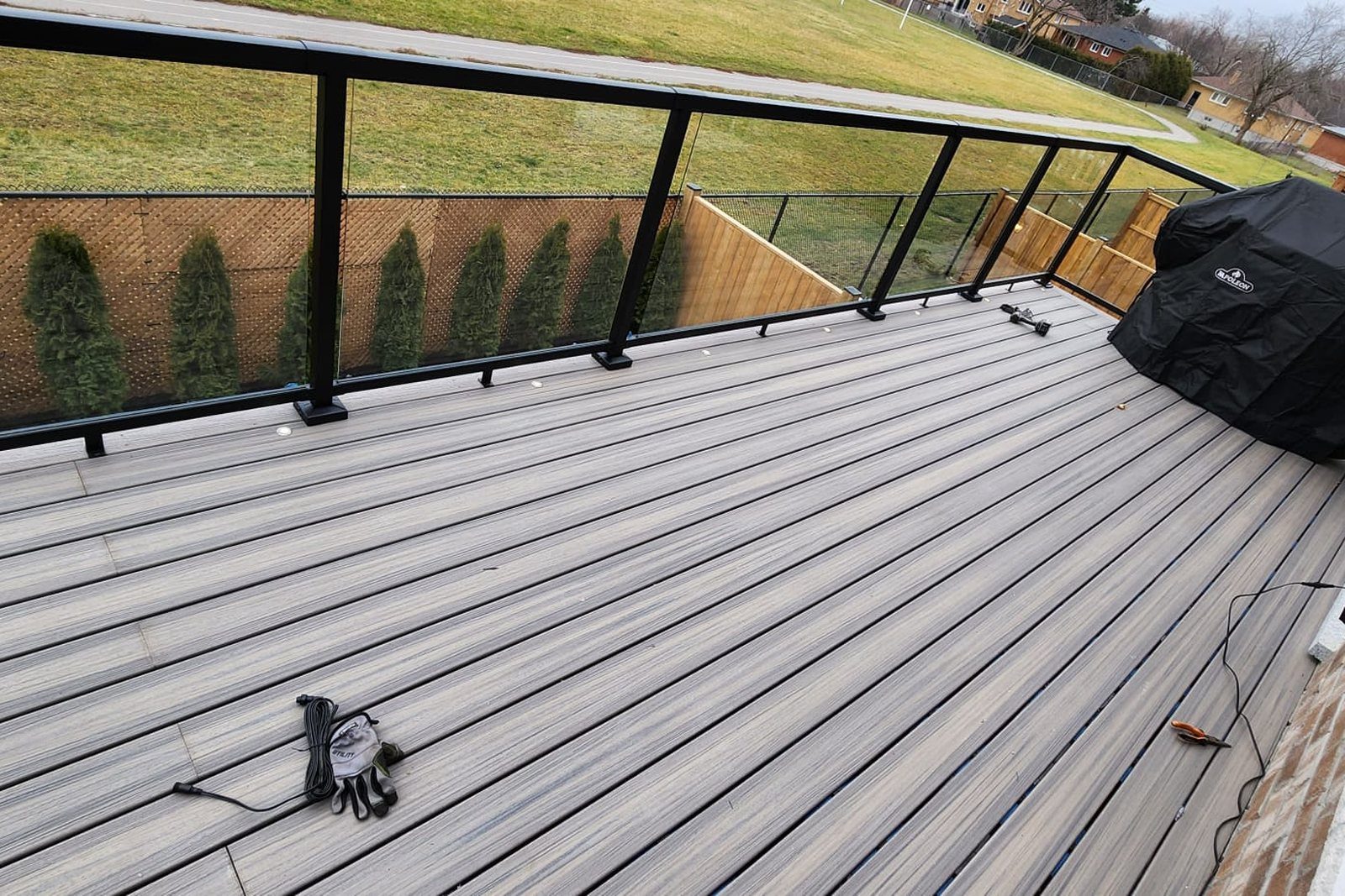 Glass deck railings installation